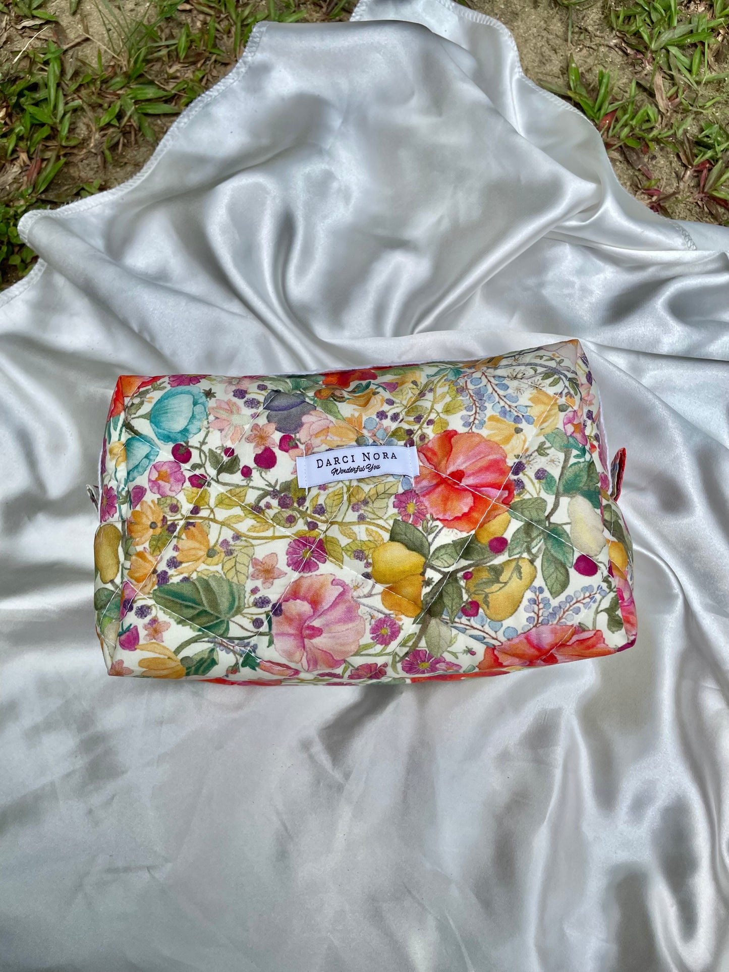 Genovian Pears Medium Box Pouch