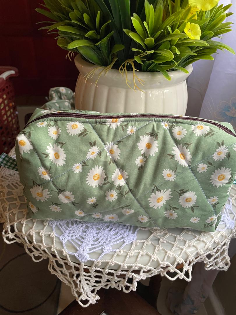 Daisy Field Large Box Pouch