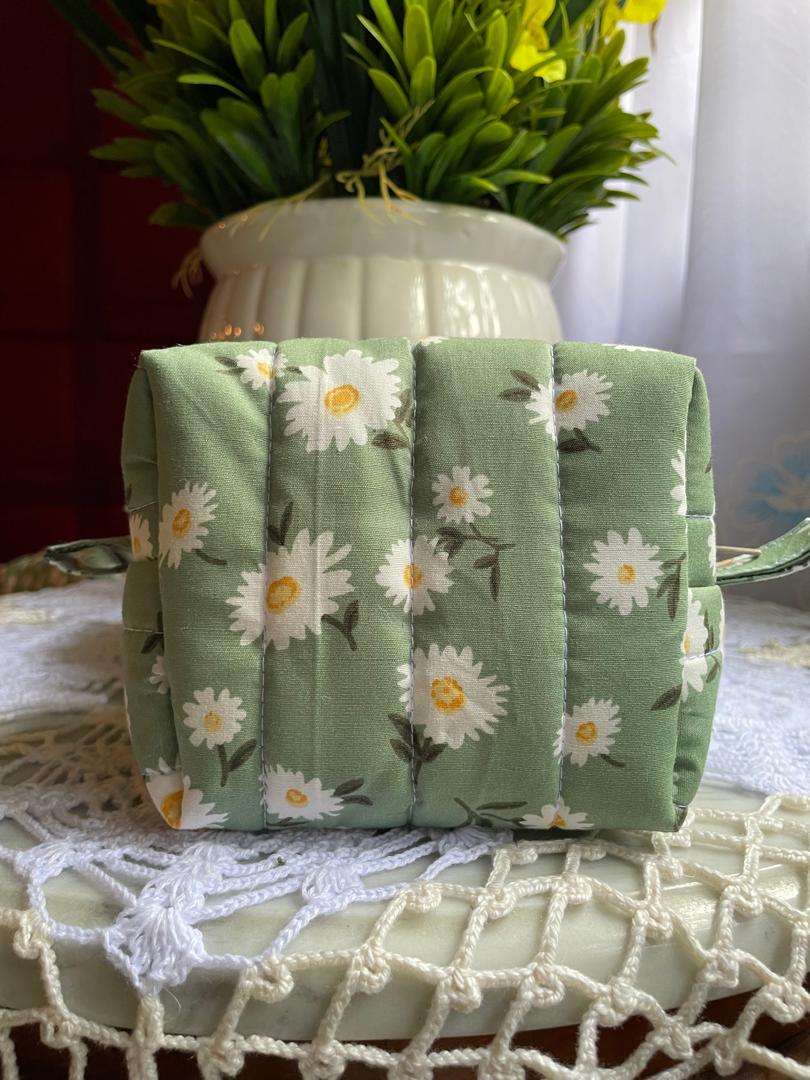 Daisy Field Small Box Pouch