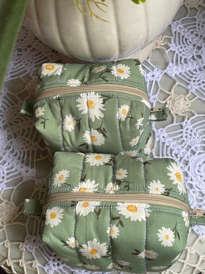 Daisy Field Small Box Pouch