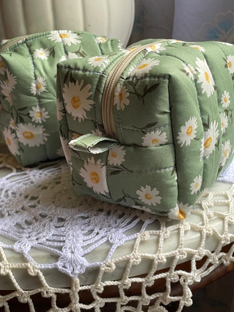 Daisy Field Small Box Pouch