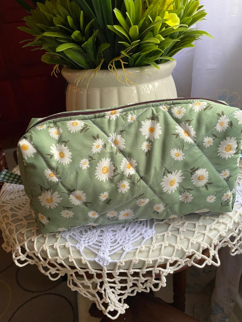 Daisy Field Large Box Pouch